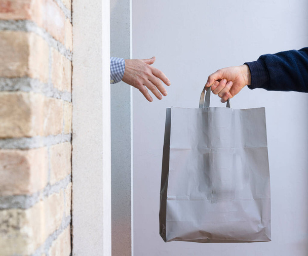 woman hand holding shopping bag on white background - Foto, afbeelding