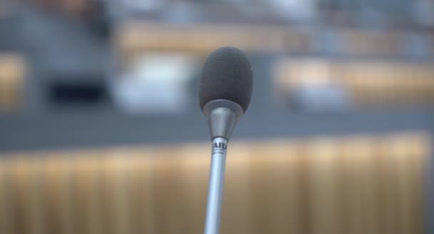 Mikrofoni kokoussalissa konferenssia varten. - Materiaali, video