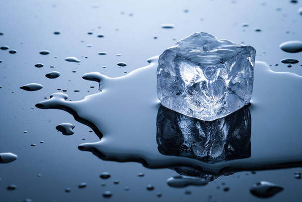 ice cubes on a dark background - Foto, afbeelding