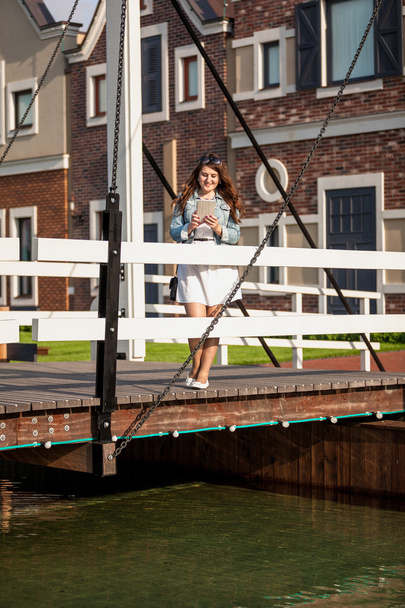 Frau steht auf europäischer Holzbrücke - Foto, Bild