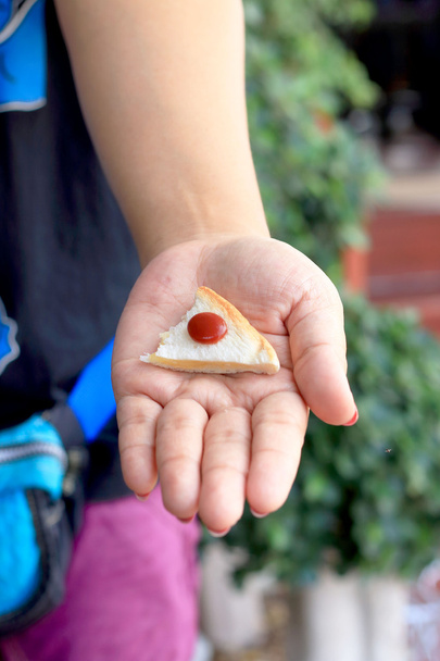 Pão de sanduíche coberto com geléia de morango na mão
. - Foto, Imagem
