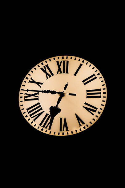View of an illuminated clock, clock face in the dark. - Foto, imagen