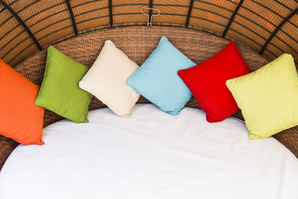 kleurrijke kussen op hotelbed met ruimte voor tekst - Foto, afbeelding