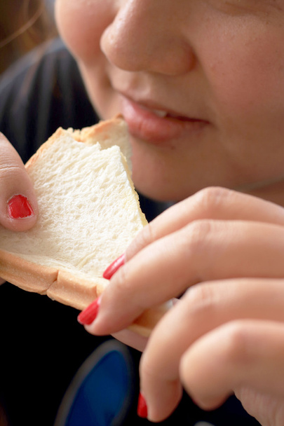 Mujer comiendo pan sándwich
. - Foto, Imagen