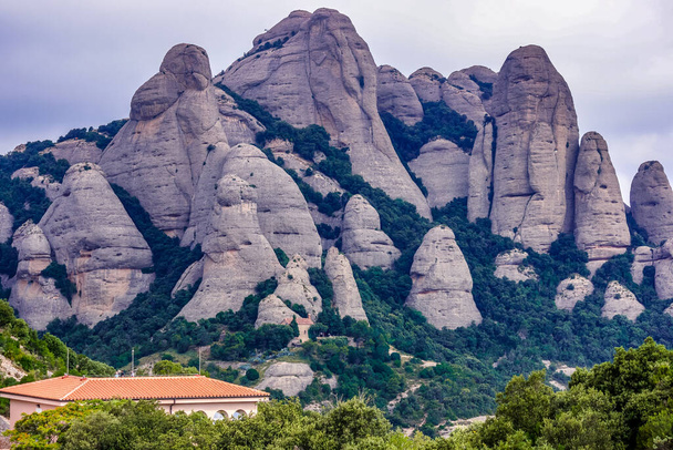 Montcaats περίεργο βραχώδες βουνό (Ισπανία Callaina). Τοποθεσία λήψης: Ισπανία, Βαρκελώνη - Φωτογραφία, εικόνα