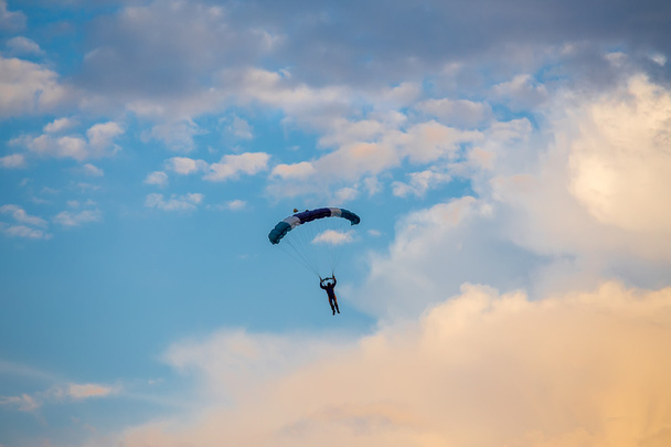 正体不明のスカイダイバー、青い空に落下傘兵 - 写真・画像