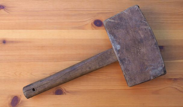 hammer and knife on wooden background - Fotoğraf, Görsel