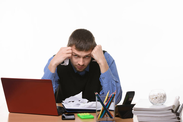Office worker unsuccessfully comes up with new ideas at the desk - 写真・画像