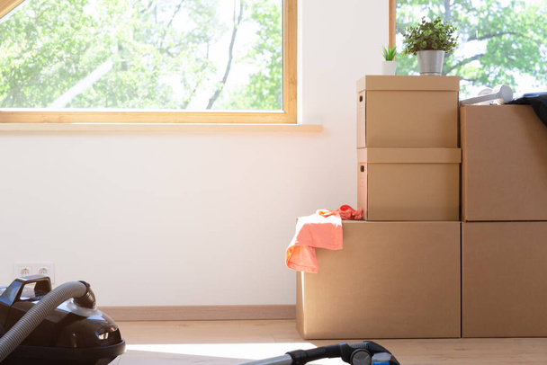 Move. Cardboard boxes for moving into a new, clean home. In a sunny day by a window in attic. - Foto, imagen