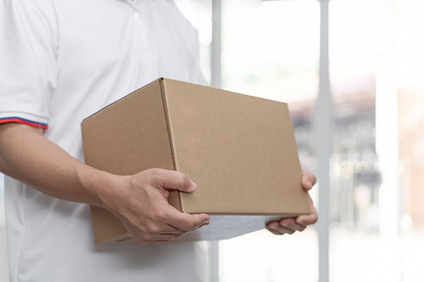 Dodavatel nosit bílou košili držet kartónové krabice v domácím prostředí: Service karanténa pandemie koronavirus virus 2019-ncov koncept - Fotografie, Obrázek