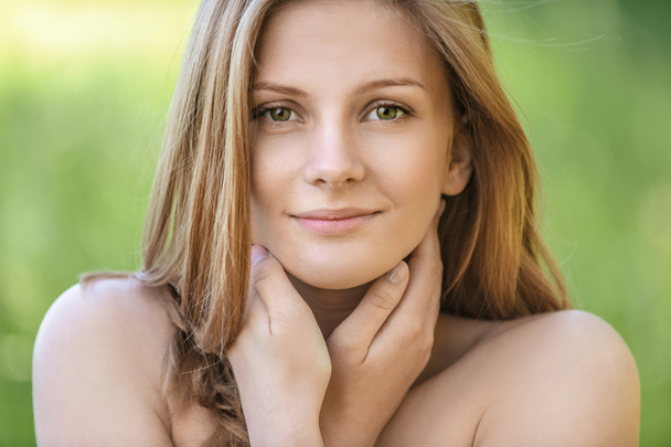 Portret van jonge mooie blonde vrouw - Foto, afbeelding