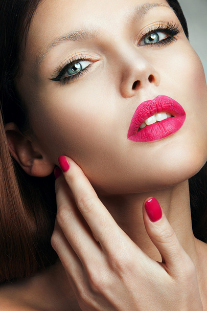 Porträt eines schönen Mädchens mit rosa Lippen. - Foto, Bild