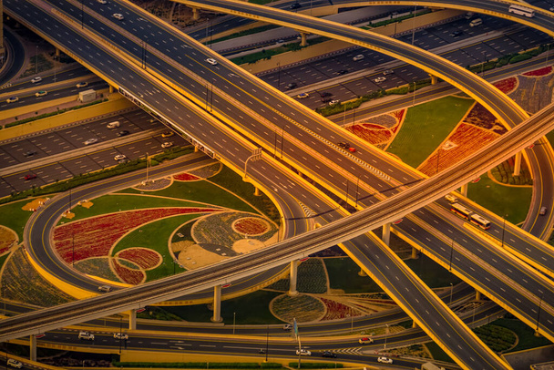 Bacel of Expressway (Vereinigte Arabische Emirate / Dubai). Drehort: Dubai - Foto, Bild