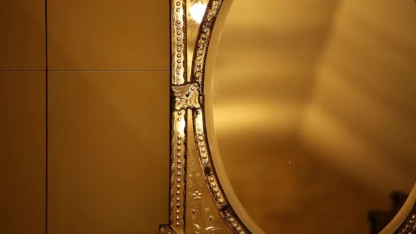 Vecchio specchio d'oro antico
 - Filmati, video