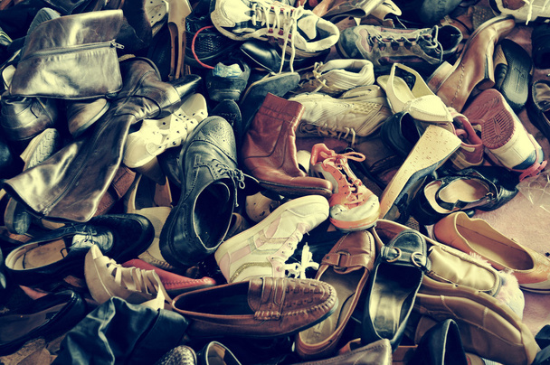zapatos de segunda mano en un mercadillo, con efecto filtro retro
 - Foto, imagen