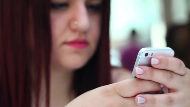νεαρό κορίτσι με το κινητό τηλέφωνο - Πλάνα, βίντεο