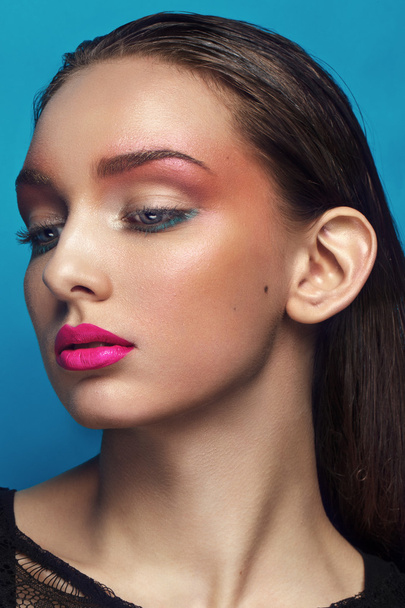 Portrait of beautiful young woman. Perfect makeup. Fashion photo - Foto, afbeelding