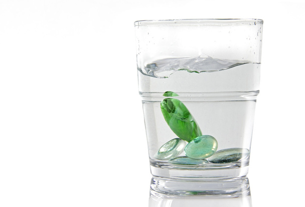 Mármoles en un vaso de agua
 - Foto, imagen