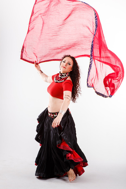 danseuse tribale avec châle rouge
 - Photo, image