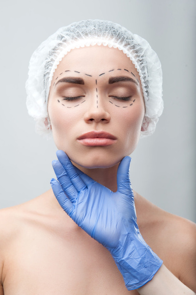 piękna młoda kobieta w czepek chirurgiczny wiązany z perforacją linie na - Zdjęcie, obraz