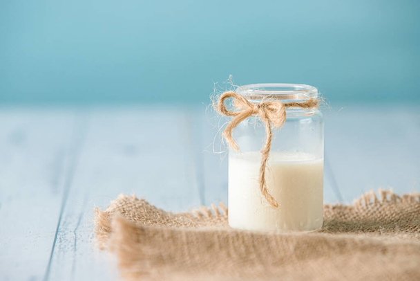 Νωπό βιολογικό γάλα σε γυάλινο βάζο - Φωτογραφία, εικόνα