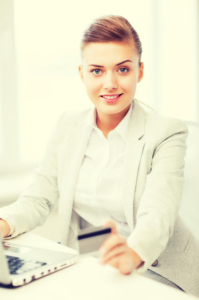 businesswoman with laptop using credit card - Zdjęcie, obraz