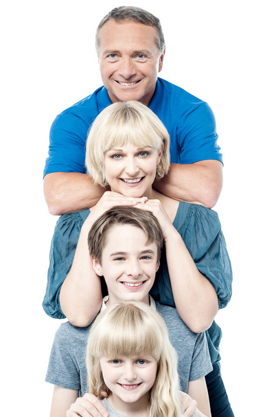 Веселая семья из четырех человек, стоящих в ряд
 - Фото, изображение