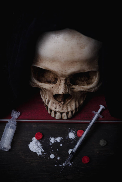 Still life of human skull that died for a long times ,concept of horror or thriller movies of scary crime scene ,The concept of people who die with drugs and Halloween theme, visual art - Foto, Imagem