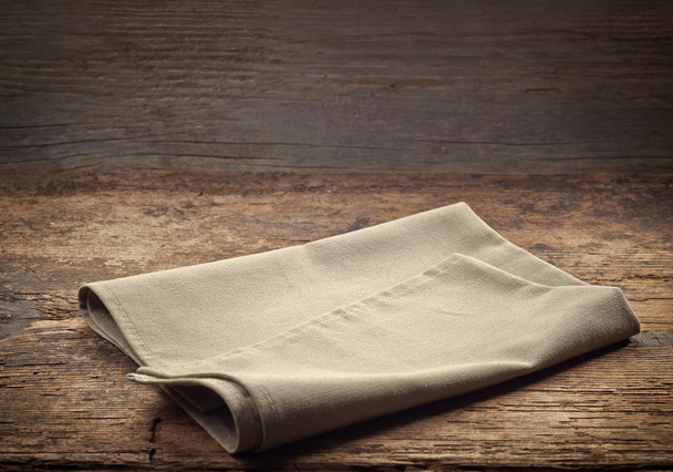 servilleta de lino sobre mesa de madera
 - Foto, Imagen