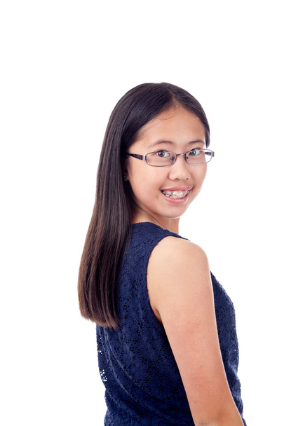 Asiática chica en ortodoncia golpeando un pose
 - Foto, imagen