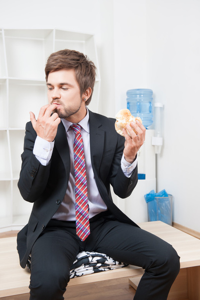 man having a snack - Фото, зображення