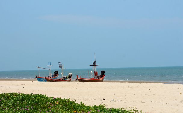 αλιευτικό σκάφος στην θάλασσα άμμο παραλία. - Φωτογραφία, εικόνα