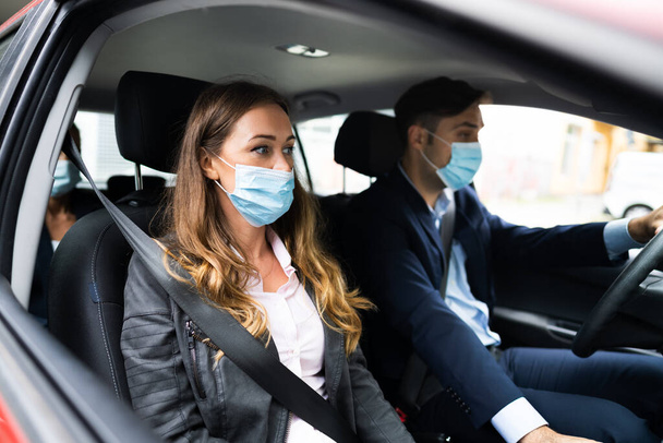 Pessoas carpooling e carro compartilhando com máscaras - Foto, Imagem