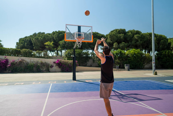 Esportista masculino jogando basquete jogando a bola no playgroun - Foto, Imagem