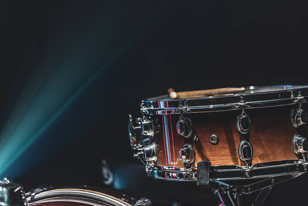 Nahaufnahme einer Snare Drum, Percussion-Instrument auf dunklem Hintergrund mit schöner Beleuchtung, Kopierraum. - Foto, Bild