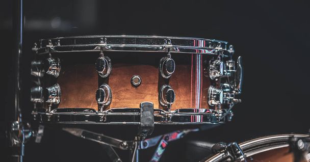 Nahaufnahme einer Snare Drum, Percussion-Instrument auf dunklem Hintergrund. - Foto, Bild