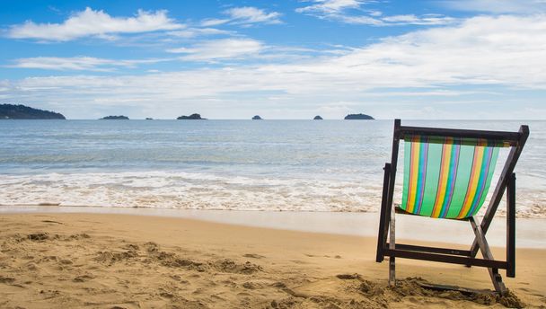 Деревянные стулья отдыхают на пляже
 - Фото, изображение