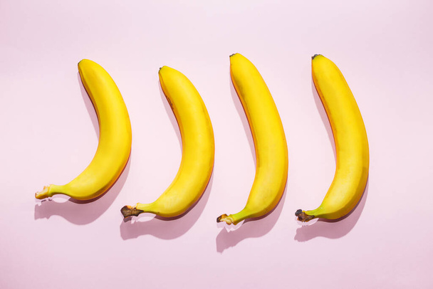 Plátanos sobre fondo pastel rosa. idea mínima concepto de comida - Foto, imagen