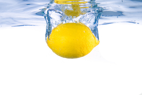 Lemon fell into the water. Close-up. - Valokuva, kuva