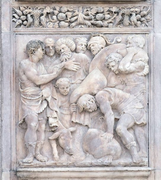 The finding of the cup in Benjamin's sack by Gerolamo da Treviso, right door of San Petronio Basilica in Bologna, Italy - Фото, зображення