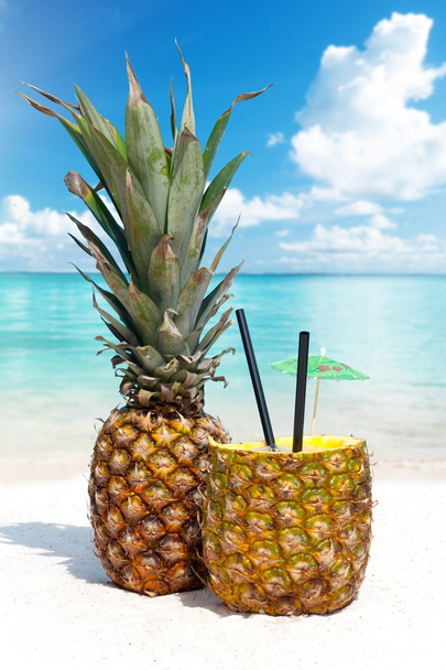 Pineapple cocktails on the sandy beach - Foto, afbeelding