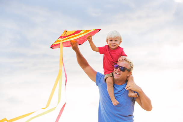 Father and son playing with kite - Zdjęcie, obraz