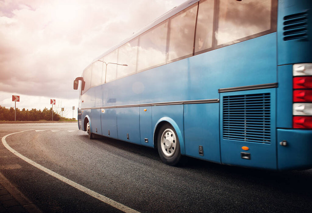 バスは早朝に市内の道路上を移動します。トラフィックへの表示 - 写真・画像