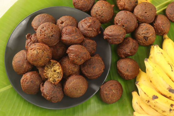 Riisihiutaleita, jotka on valmistettu riisijauhoista, banaanista, karkeudesta ja paahdetuista kookospaloista. Perinteinen välipala Keralasta tunnetaan Unni appamina. Laukaus banaaninlehdellä banaanilla taustalla - Valokuva, kuva
