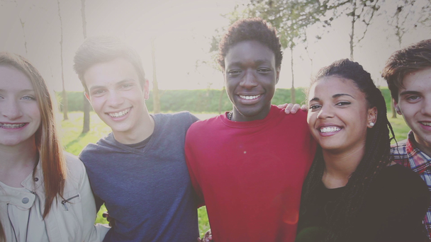 multiraciale tiener groep omarmd - Video
