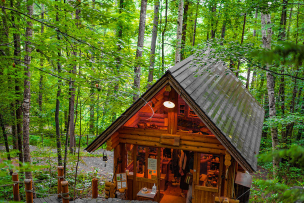 Kép a Lodge álló az erdőben. Lövöldözés helye: Hokkaido Furano - Fotó, kép