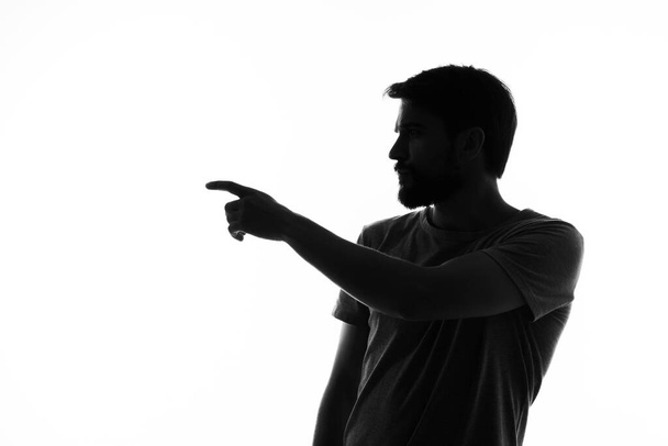man gebaren met zijn handen silhouet licht achtergrond anonimiteit - Foto, afbeelding