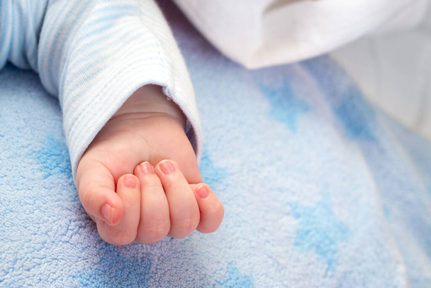 baby feet on the white towel - Фото, изображение