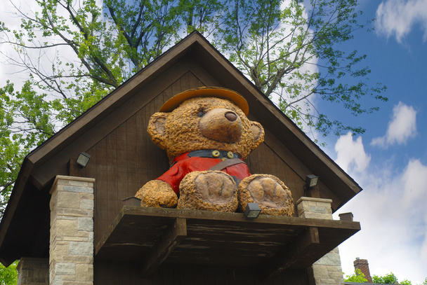 gigantische teddybeer gekleed als een mountie in de buurt van toronto in ontario canada - Foto, afbeelding