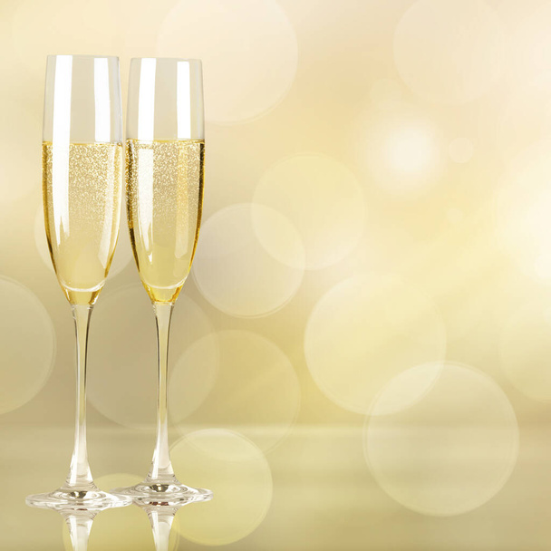 two glasses of champagne on a background of lights - Fotografie, Obrázek